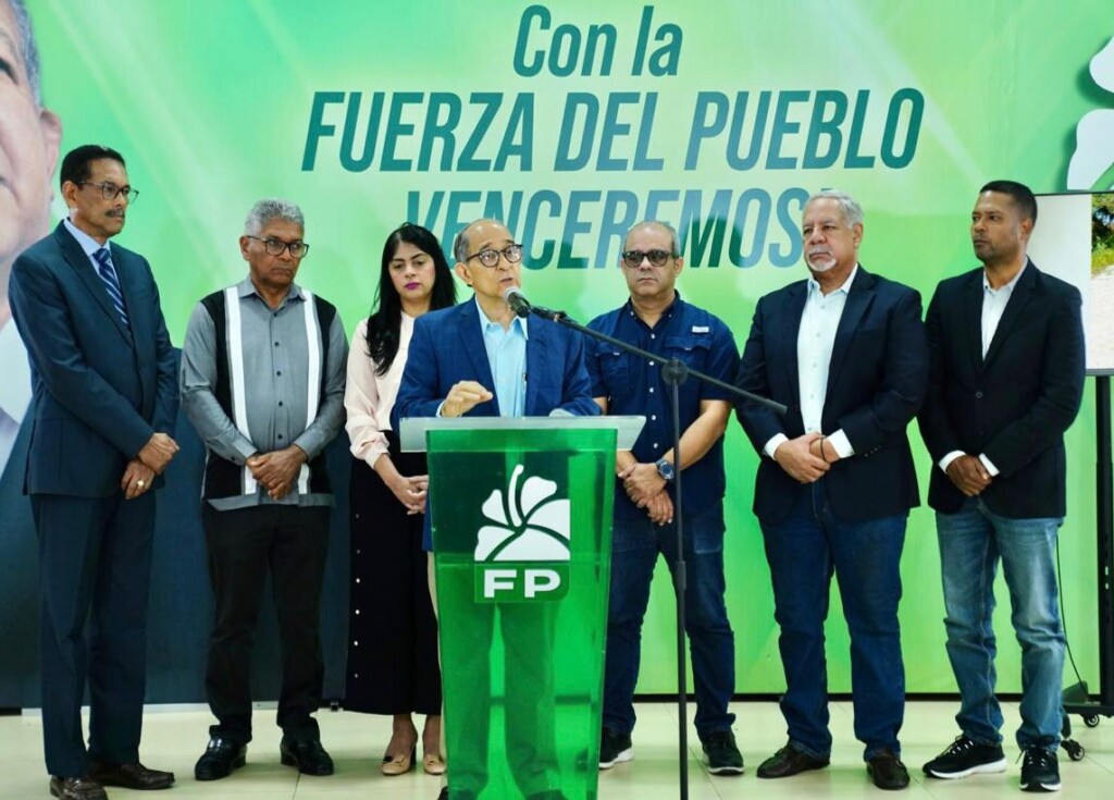 El secretario de Obras Públicas del partido Fuerza del Pueblo, Maria Germán, en rueda de prensa habla de las cifras del Goberno actual invertida en obras civiles.