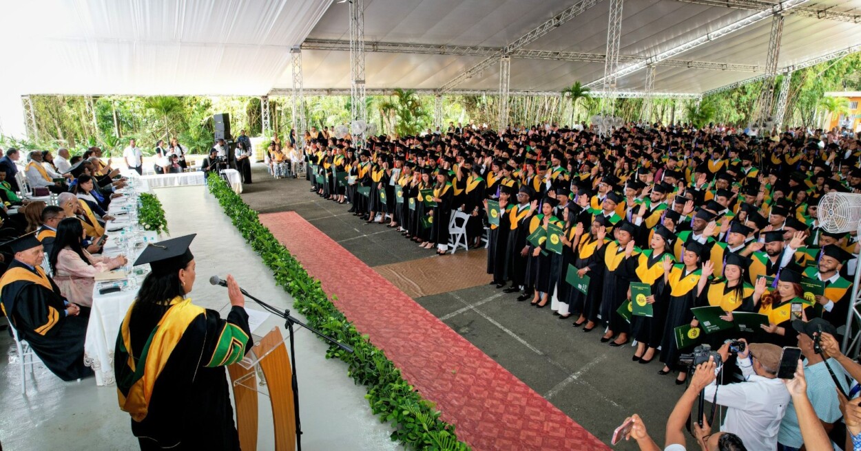 UTECO gradúa 623 nuevos profesionales en su cuadragésima sexta investidura