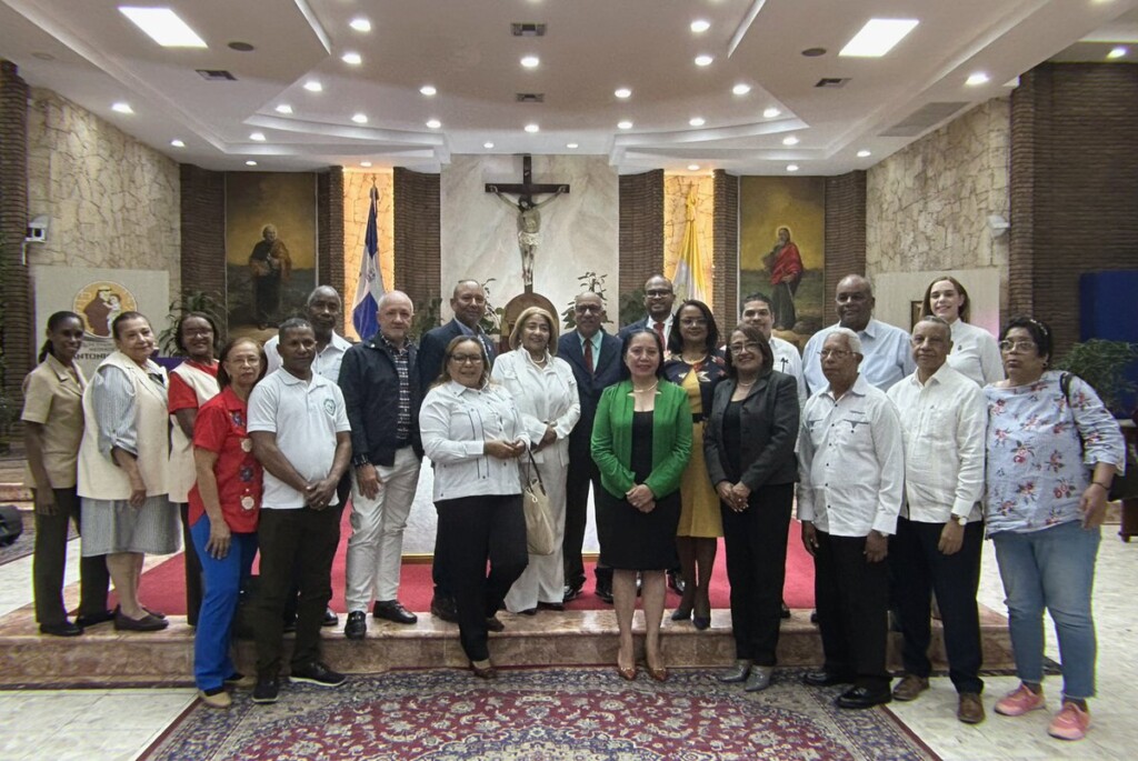 Directivos Coopseguros en parroquia San Antonio de Padua tras misa aniversario.