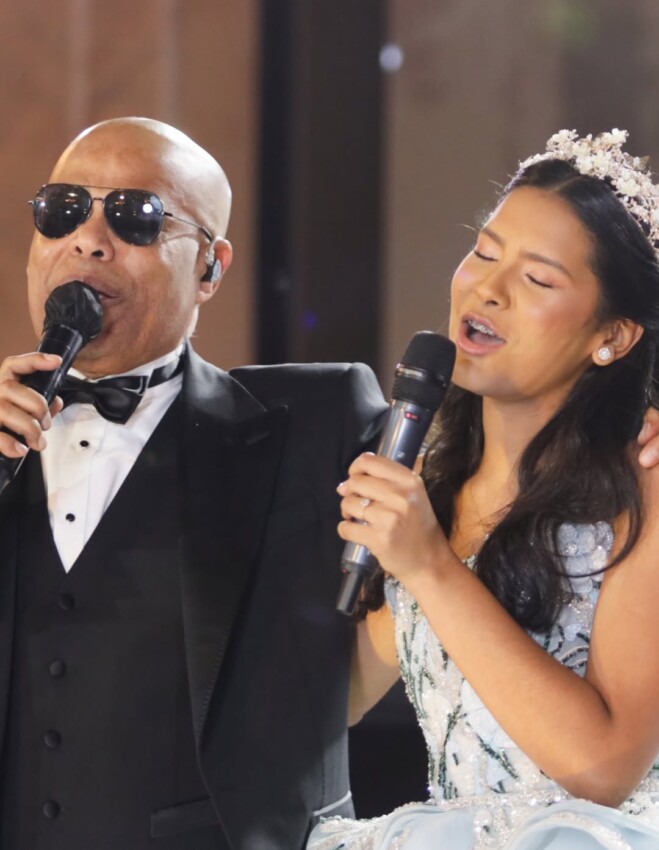 Ana Beatriz junto a su padre Rubby Pérez en su fiesta de 15 años.