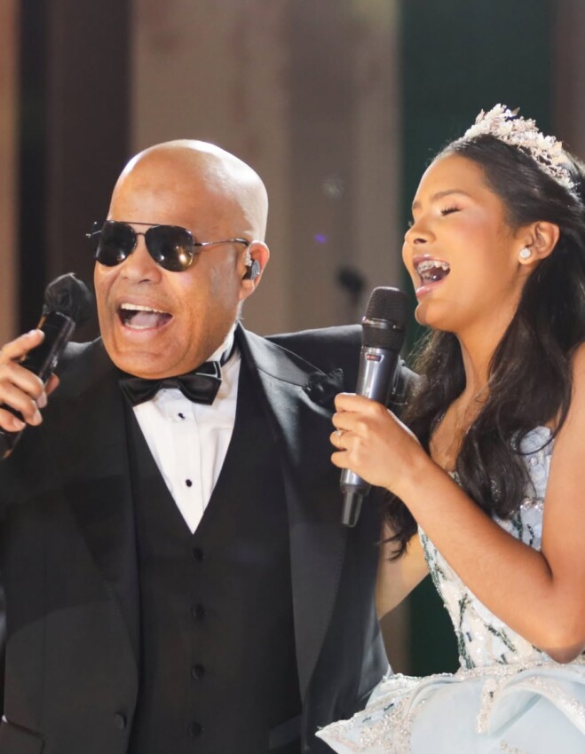 Ana Beatriz junto a su padre Rubby Pérez en su fiesta de 15 años.