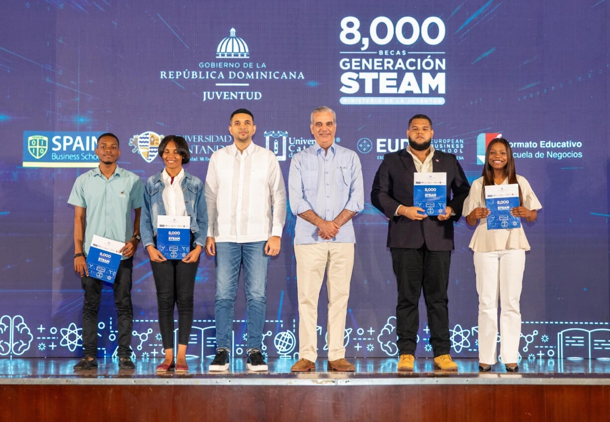Abinader entrega 8,000 becas del programa Generación STEAM para fortalecer la formación de jóvenes dominicanos