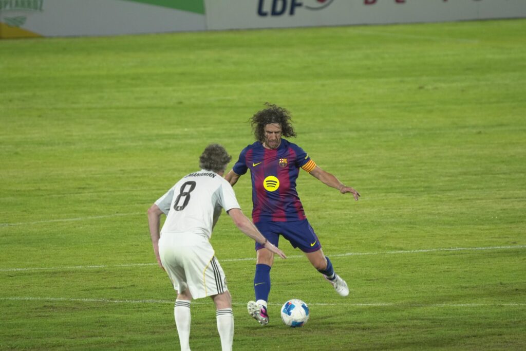 Las leyendas del FC Barcelona y del Real Madrid hicieron vibrar a la capital dominicana este sábado en un clásico que terminó 2-2