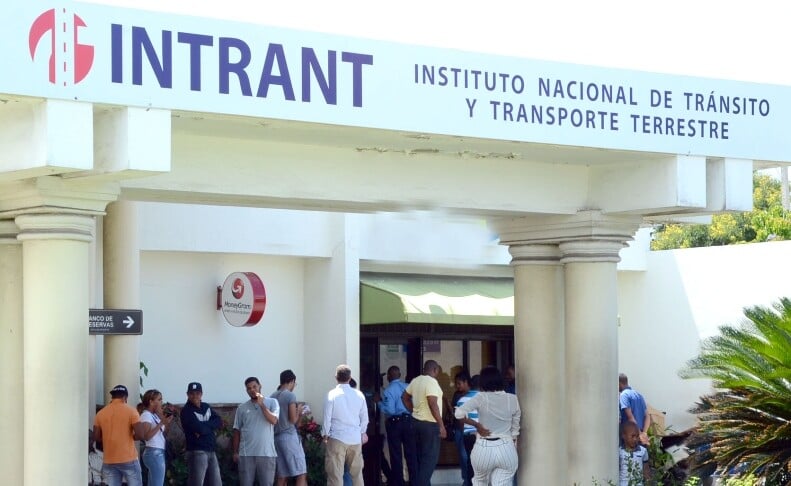 Intrant desafía a Abinader: mantienen límite de licencia a mayores de 65 años