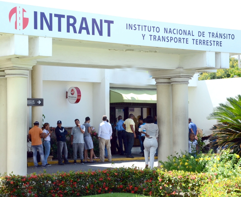 Fachada del Instituto Nacional de Transito y Transporte Terrestre, institución encargada de emitir la licencia de conducir. (Intrant), foto: José de León