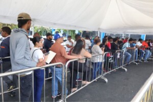 Continúan quejas y criticas por largas filas en la sede principal del Intrant para buscar licencias