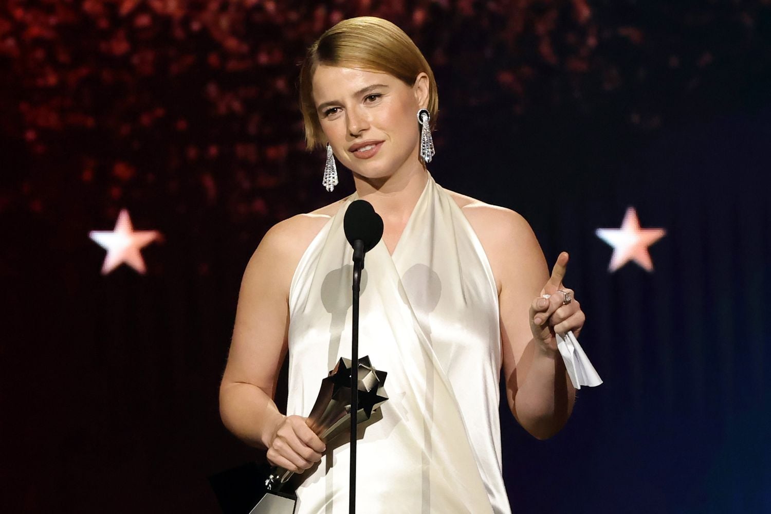 Jessie Buckley revela cómo el teatro la ayudó a superar un trastorno alimentario y la depresión