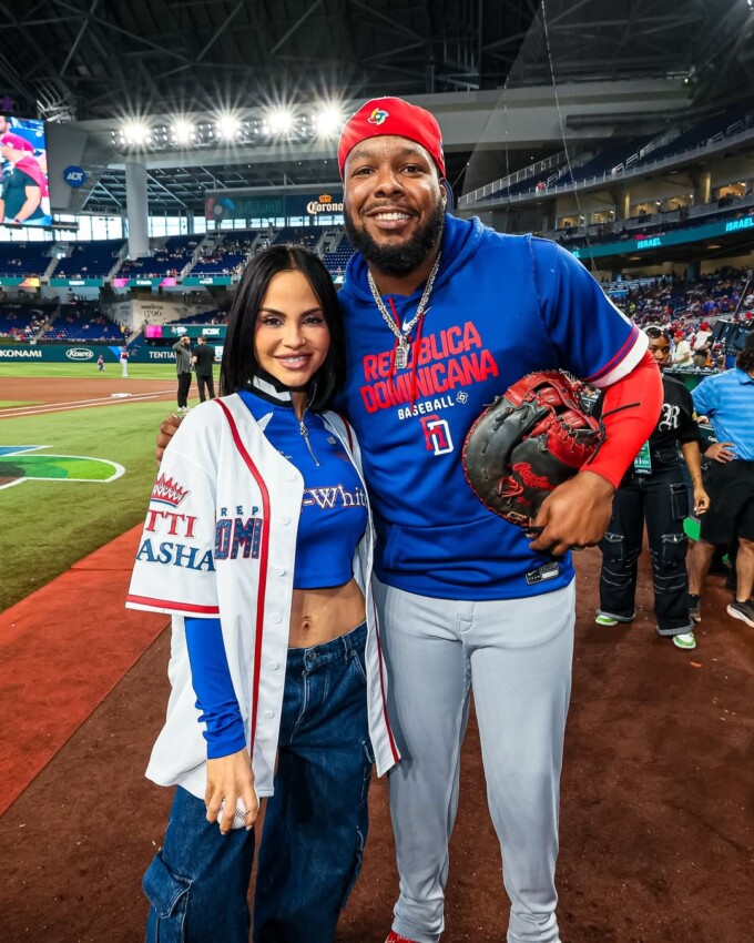 Natti Natasha lanza la primera bola del duelo República Dominicana-Israel en el Clásico Mundial