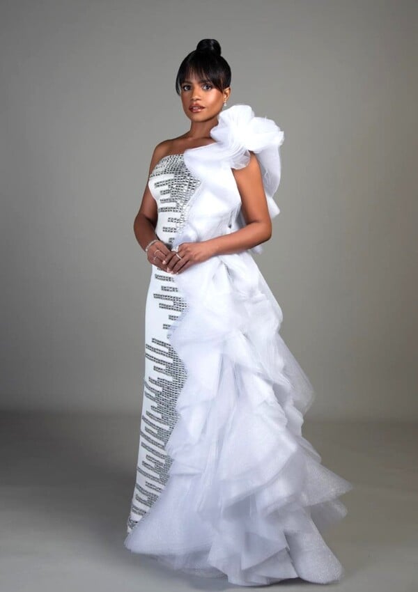 Millizen Uribe deslumbra con “Rascacielos de Cristal” de Luis Domínguez, una obra que evoca la historia migratoria y proclama un mensaje de paz