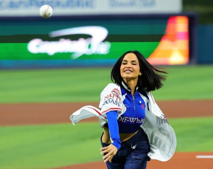 Natti Natasha lanza la primera bola del duelo República Dominicana-Israel en el Clásico Mundial