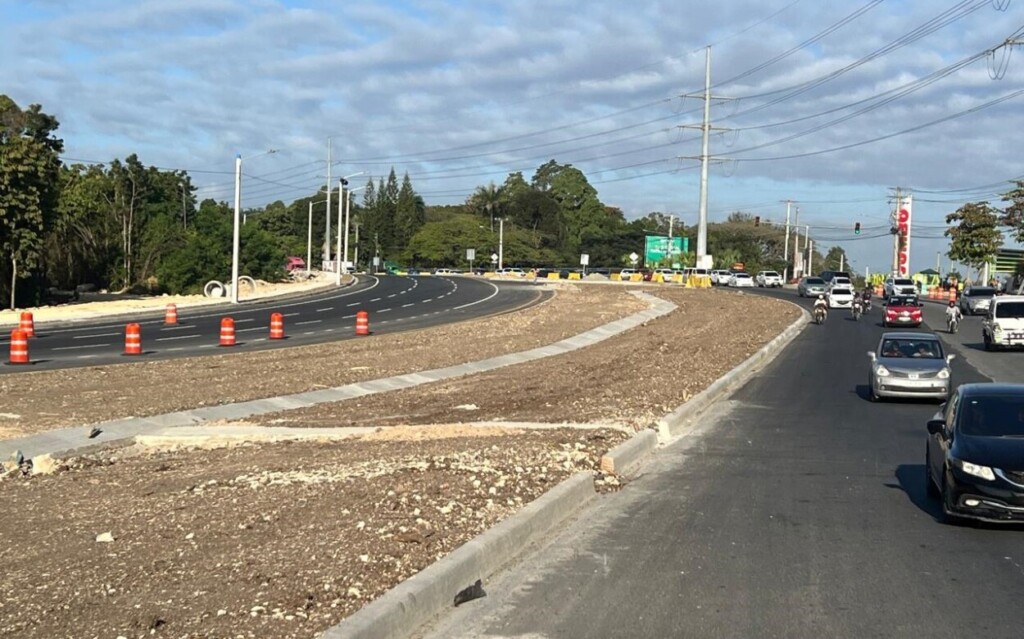 Algunos tramos de tres carriles de la avenida República de Colombia ya fueron habilitados. Además, una muy visible señalización y la intervención de agentes de la Dirección General de Seguridad de Tránsito y Transporte Terrestre (DIGESETT), junto a obreros del MOPC, han permitido que los vehículos se muevan con mayor libertad./Foto Jorge González