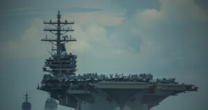 Portaaviones nuclear Nimitz surca el Canal de Panamá en su adiós histórico
