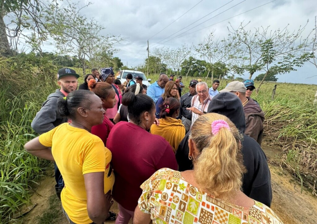 Residentes en Guanábano exige soluciones para el camino por donde tránsita decenas de estudiantes a la escuela./Foto Ramón Salcedo Soto