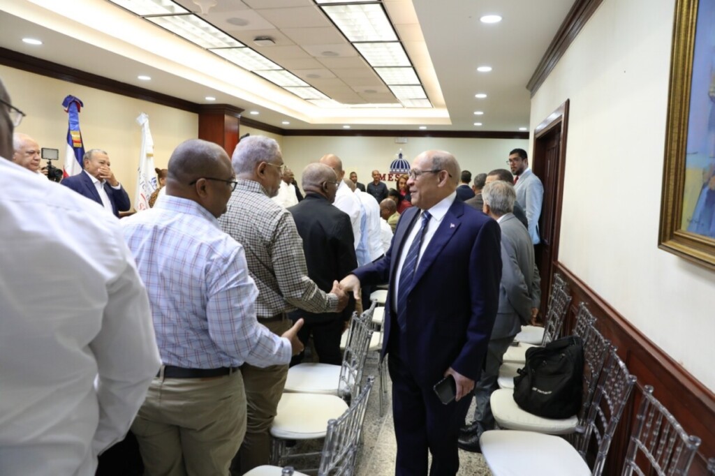 Los dirigentes, en representación de las distintas centrales sindicales, sostuvieron una reunión con el ministro de Educación Superior, Rafael Santos Badía , quien abordó los principales componentes de la reforma educativa.