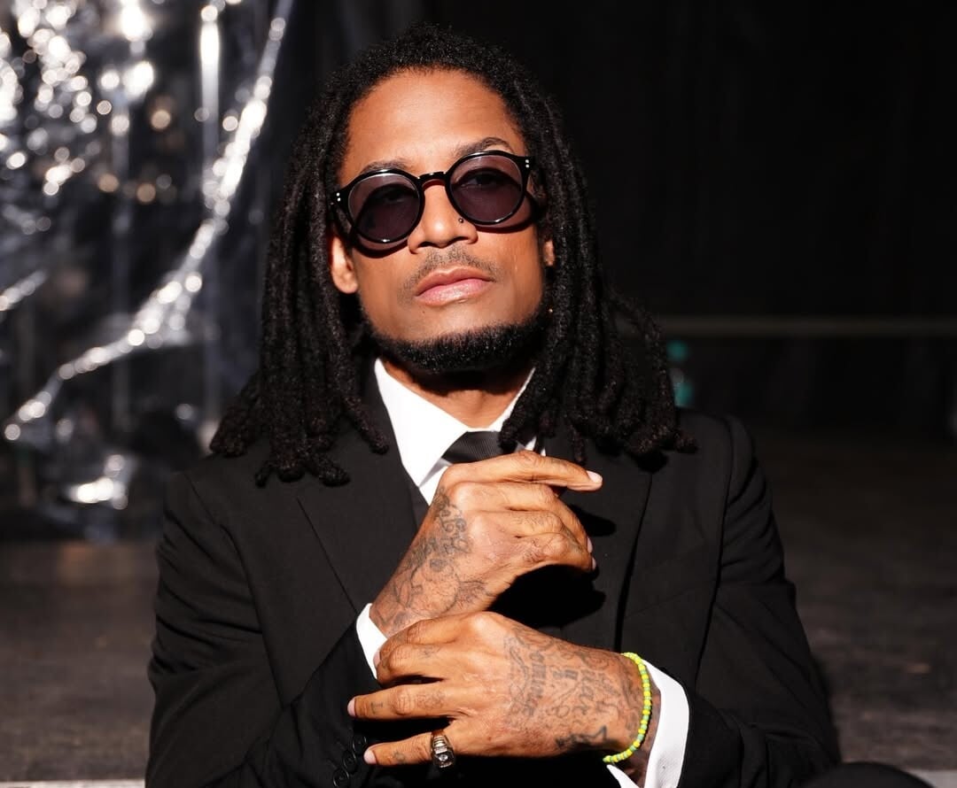 Vakeró cuestiona la transparencia en los Premios Soberano con foto de medallas en la basura