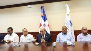 Rafael Santos presenta propuesta reforma educativa a centrales sindicales y recibe apoyo