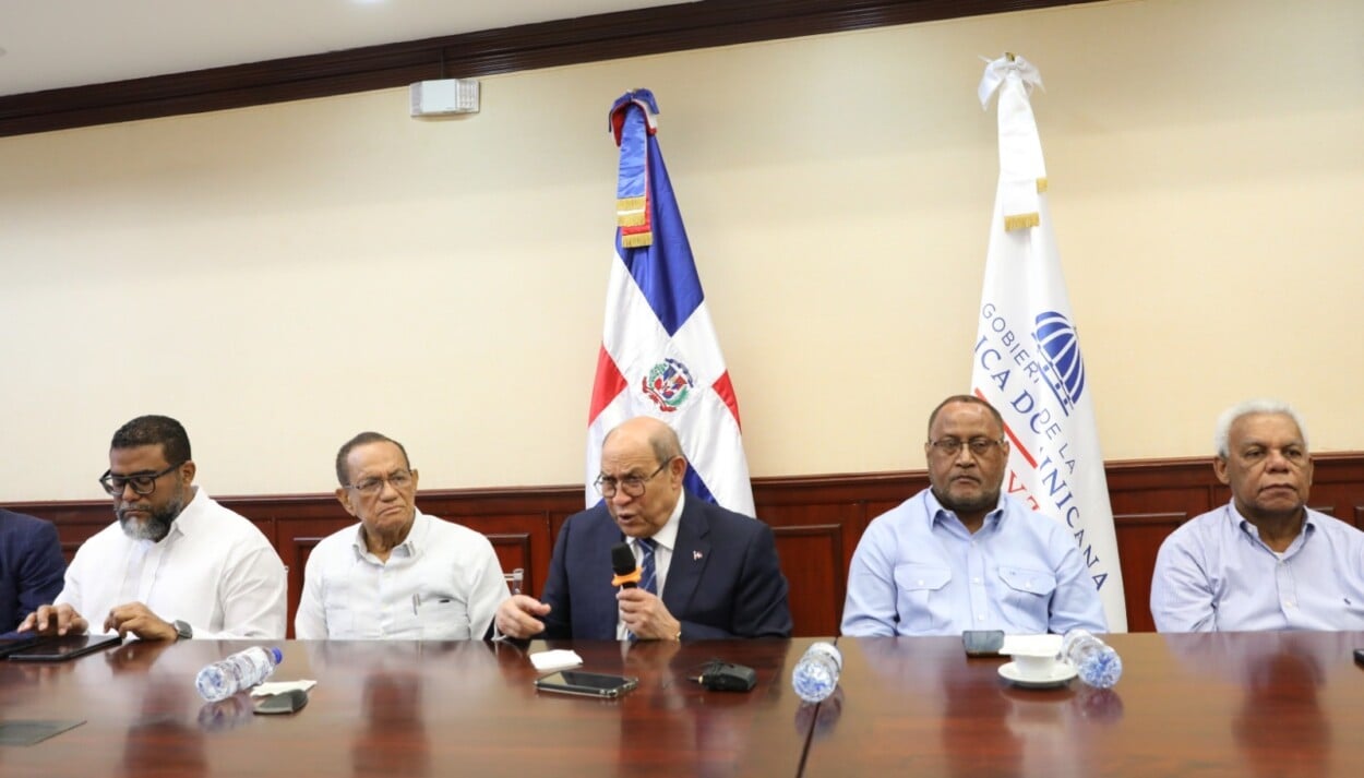 Rafael Santos presenta propuesta reforma educativa a centrales sindicales y recibe apoyo