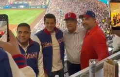 Leonel Fernández, David Collado y Kelvin Cruz comparten abrazo durante juego RD vs. Venezuela