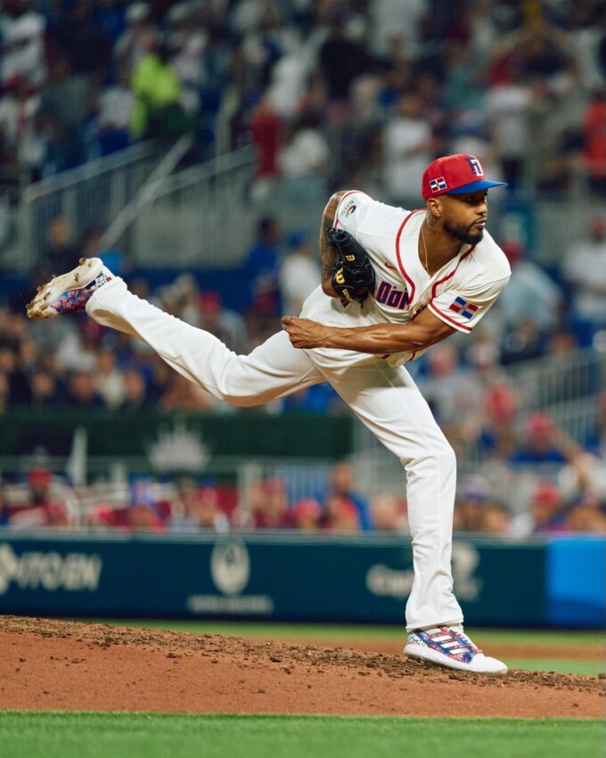 La selección de la República Dominicana fabricó tres carreras en la parte baja del segundo episodio con un hit remolcador de Junior Caminero, que llevó al plato a Vladimir Guerrero Jr., quien se deslizó de manera espectacular.