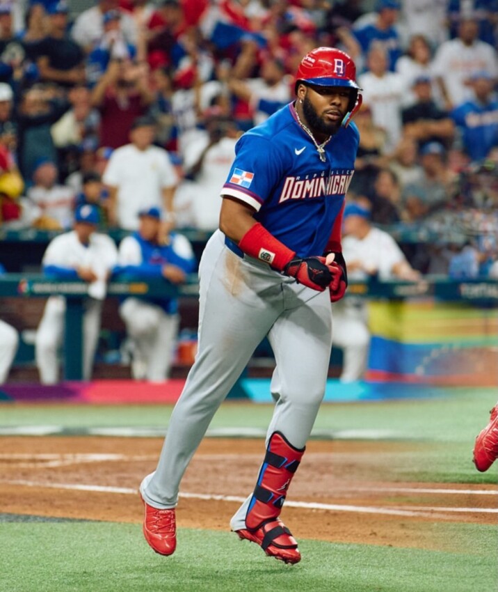 Vladimir Guerrero Jr. conecta jonrón en el partido que República Dominicana venció a Venezuela 7-5.