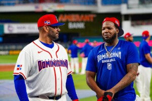 Con dembow y bachata el Equipo Dominicano llega a Miami para prácticas del Clásico Mundial