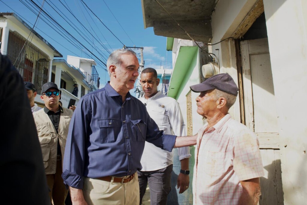 El presidente Luis Abinader conversa con uno de los afectados durante recorrido por zonas inundadas en la provincia Espaillat. / Presidencia RD