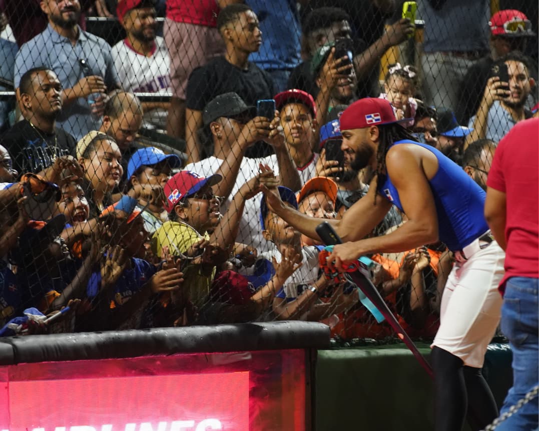 Selección de béisbol dominicana desata locura de fanáticos en día de práctica