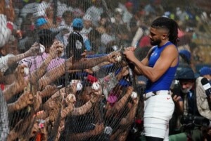 Tatis Jr. se roba los aplausos de los niños en Quisqueya