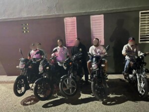 Detienen a tres policías y otros 3 hombres con motocicletas robadas en Las Matas de Farfán