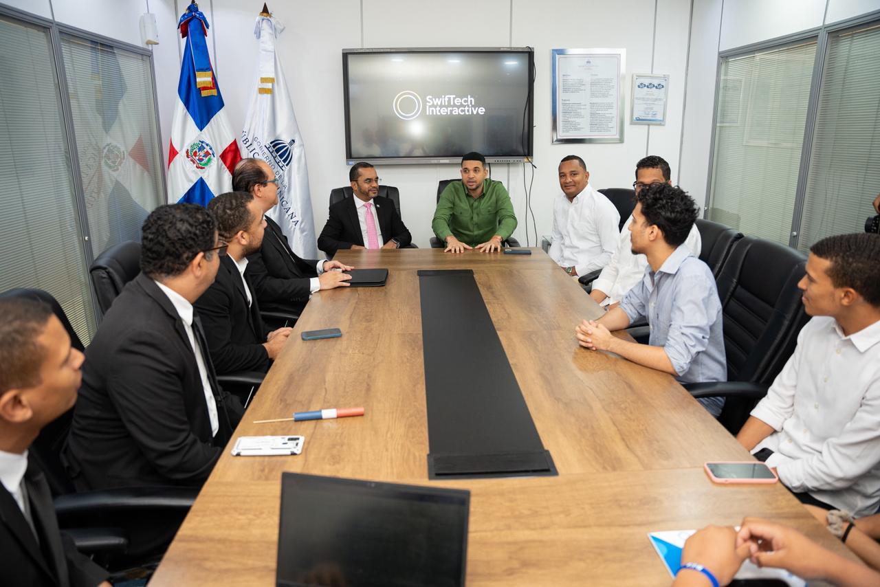Ministro de la Juventud recibe a estudiantes del ITLA clasificados en competencia de la NASA