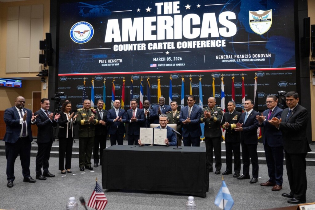 Foto oficial de la Declaración Conjunta Regional, encabezada por el Secretario de Guerra de los Estados Unidos, Pete Hegseth y donde se observa al ministro de Defensa de la República Dominicana, Carlos Antonio Fernández Onofre, junto a sus homólogos de la región. / Foto cortesía de Rose Mary News