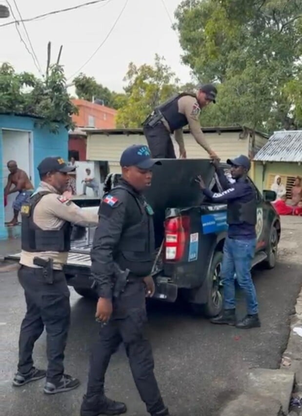 Coronela Ana Cruceta encabeza operativos contra el microtráfico en Baní; ocupan drogas y detienen a siete personas