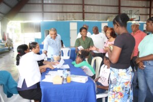 Diputado Ramón Raposo asiste a cientos de personas en Guaricano durante operativo