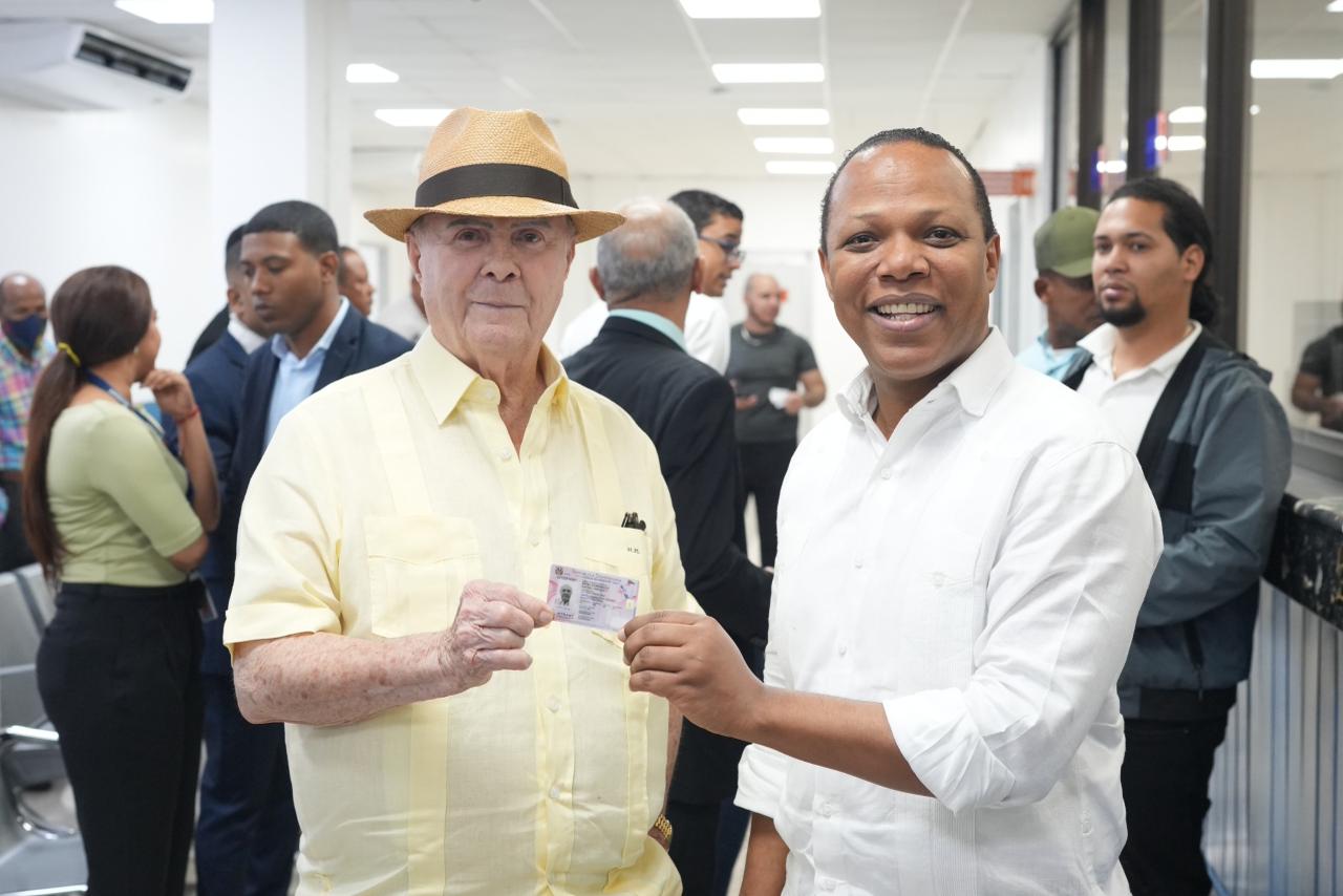 Hipólito Mejía obtiene su nueva licencia y exhorta a la población a renovarla