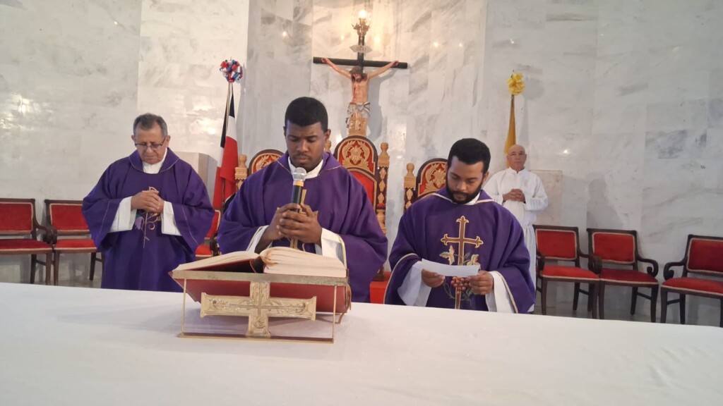 Las víctimas fueron identificadas como Leivi Martínez, Fanmi Mercedes Diplan y su hija, quienes viajaban junto a otro de sus hijos cuando regresaban a Cotuí tras visitar a familiares en Bonao.