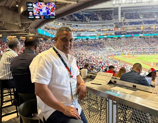 Roberto Rojas celebra victoria de la República Dominicana en el Clásico Mundial de Béisbol 2026