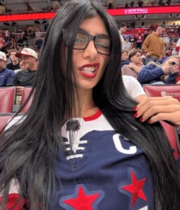 Mia Khalifa se declara dominicana y celebra con mangú el triunfo de RD ante Israel en el Clásico