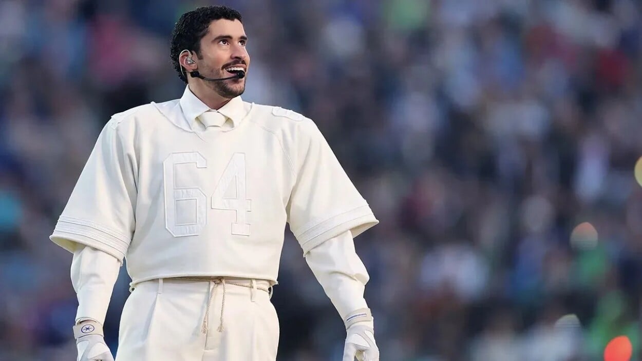 «32»: Bad Bunny celebra su cumpleaños y reaparece en redes con una foto