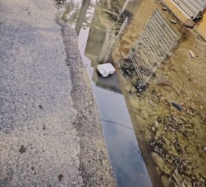 ¡Urgente! Aguas residuales amenazan a estudiantes en Los Jardines del Ozama