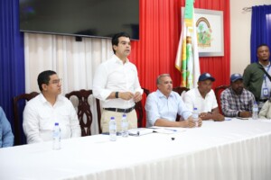 Wellington Arnaud y comunitarios coordinan operación nuevo acueducto de Navarrete