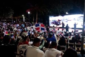 Juan Soto enciende la fiesta: Dominicana abre con jonrón y fanáticos vibran en la plaza SD