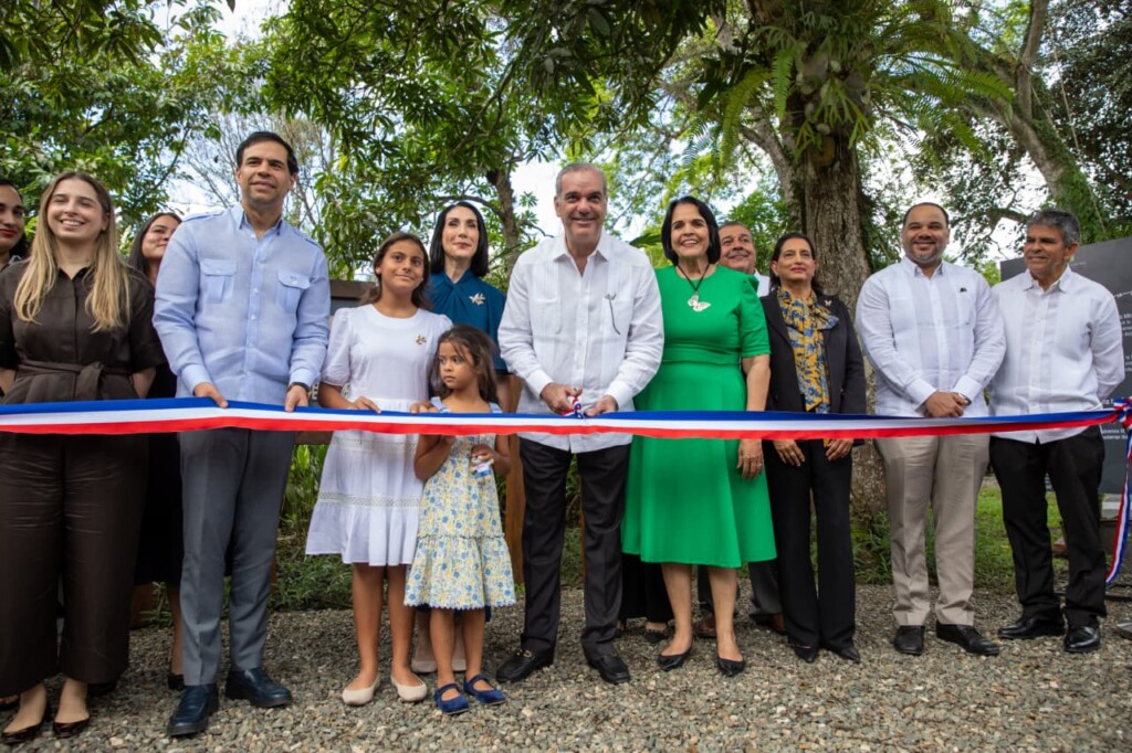 Luis Abinader rinde homenaje a Minerva Mirabal en su centenario