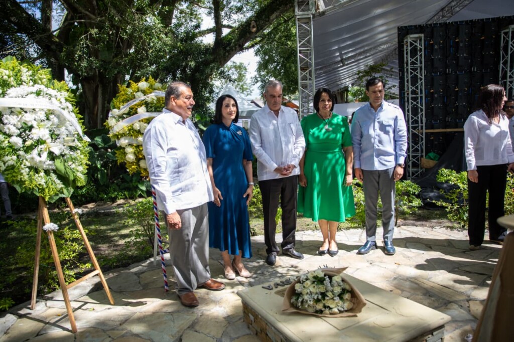 Luis Abinader rinde homenaje a Minerva Mirabal en su centenario