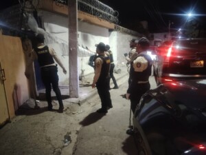 Policía y DNCD ocupan drogas y apresa personas en operativos en barrios de Baní
