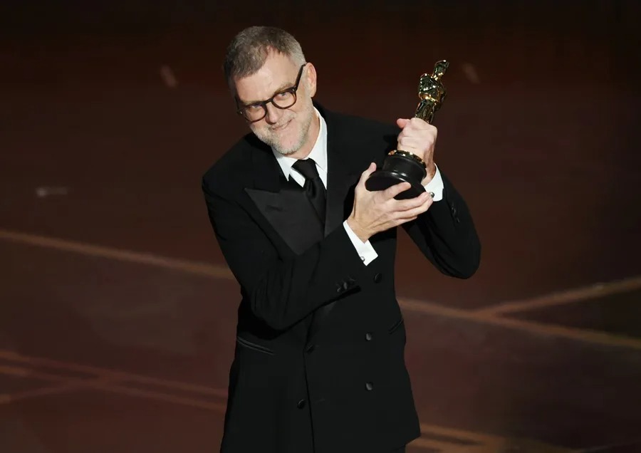 Paul Thomas Anderson, director de ‘One Battle After Another’, recibe el premio a mejor director durante la 98.ª edición de los Premios Óscar este domingo en Los Ángeles, EE.UU. EFE/ Jill Conelly