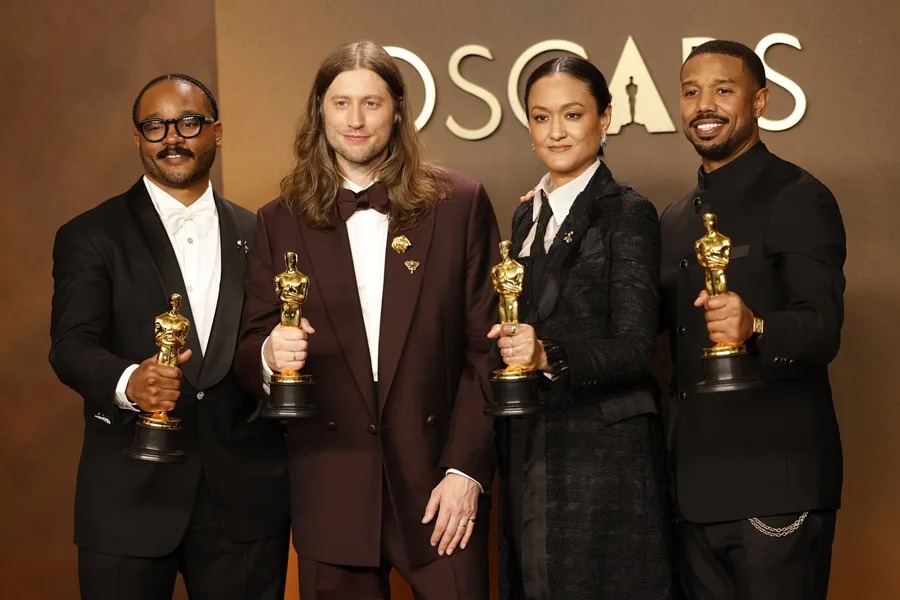 Ryan Coogler (i), Ludwig Goransson (2i), Autumn Dural Arkapaw y Michael B. Jordan posan juntos tras conseguir 4 premios Óscar por sus participaciones en la película ‘Sinners’ este domingo. EFE/ Jill Conelly
