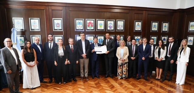 Argentina reconoce a Eddy Alcántara por su labor en defensa del consumidor