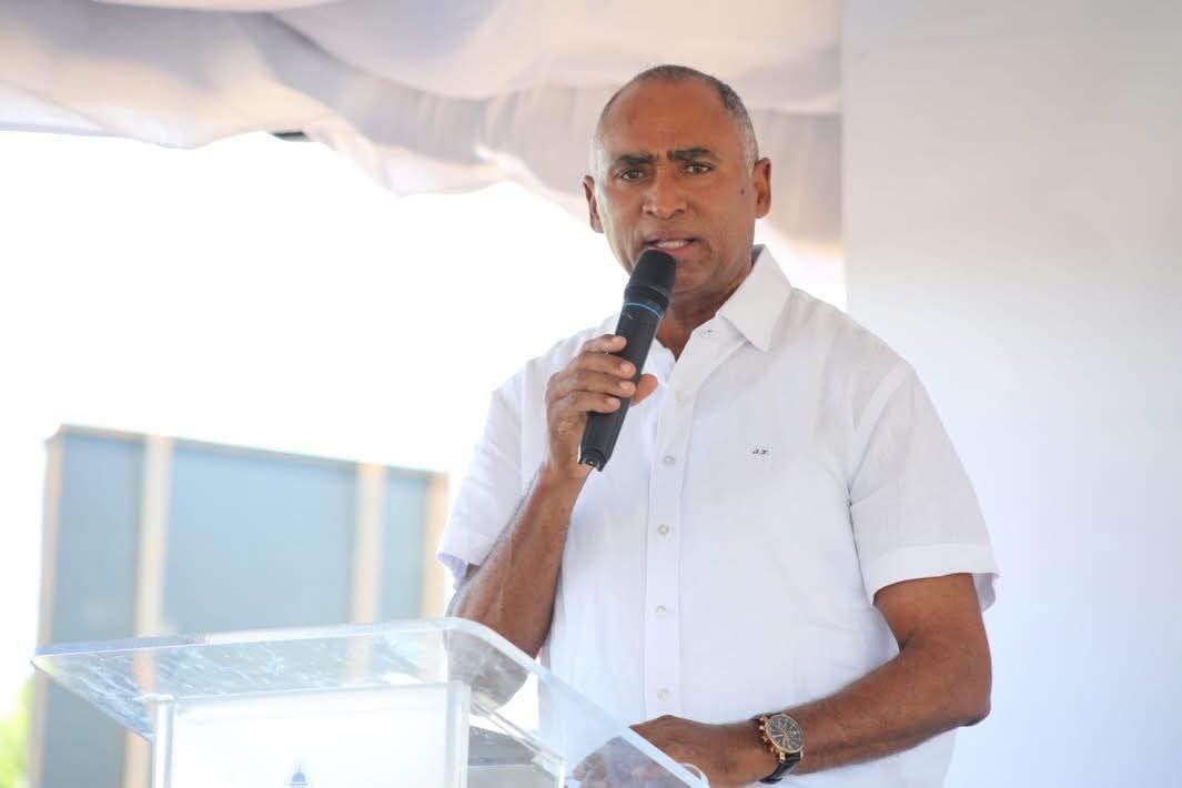 Senador Julito Fulcar gestiona techado de canchas para los 10 distritos municipales de Peravia