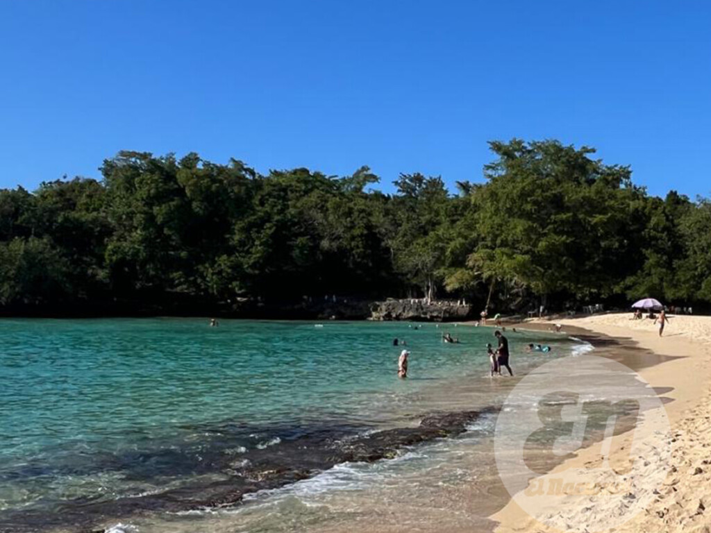 Playa Caletón un "todo incluido" con pago desde su bolsillo al momento del consumo