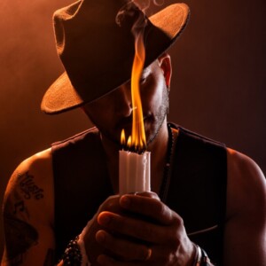 Max Max debuta por todo lo alto con “A media luz”